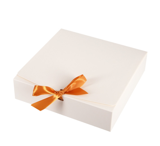 Кутия с панделка бяла /квадрат -30 см. х 25 см. х 6 см.