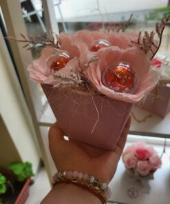 Сладък мини букет с 5 бонбона Lindor в нежно розово
