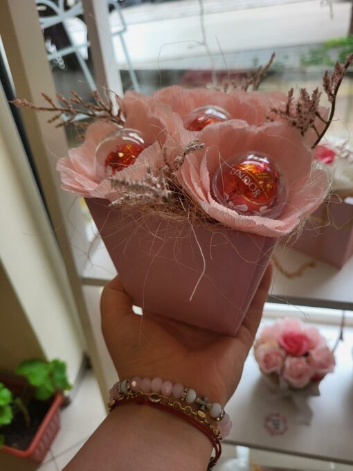 Сладък мини букет с 5 бонбона Lindor в нежно розово