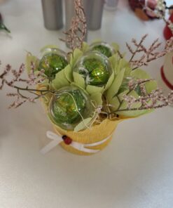 Сладък мини букет с 5 бонбона Lindor PIstachio в жълто и зелено