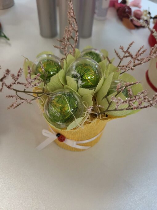 Сладък мини букет с 5 бонбона Lindor PIstachio в жълто и зелено