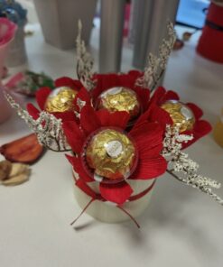Сладък мини букет с 5 бонбона Ferrero Rocher в червено и екрю
