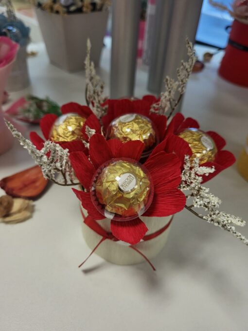 Сладък мини букет с 5 бонбона Ferrero Rocher в червено и екрю