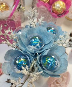 Сладък мини букет с 5 бонбона Lindor в нежно синьо и бяло