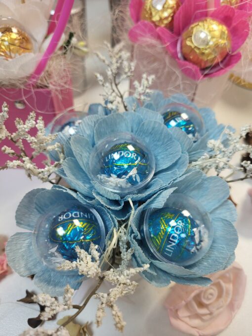 Сладък мини букет с 5 бонбона Lindor в нежно синьо и бяло